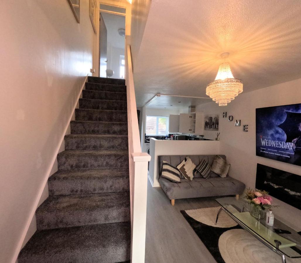 Milton Keynes Luxury Short Stay House With Wifi And Free Parking Wolverton  Eksteriør bilde