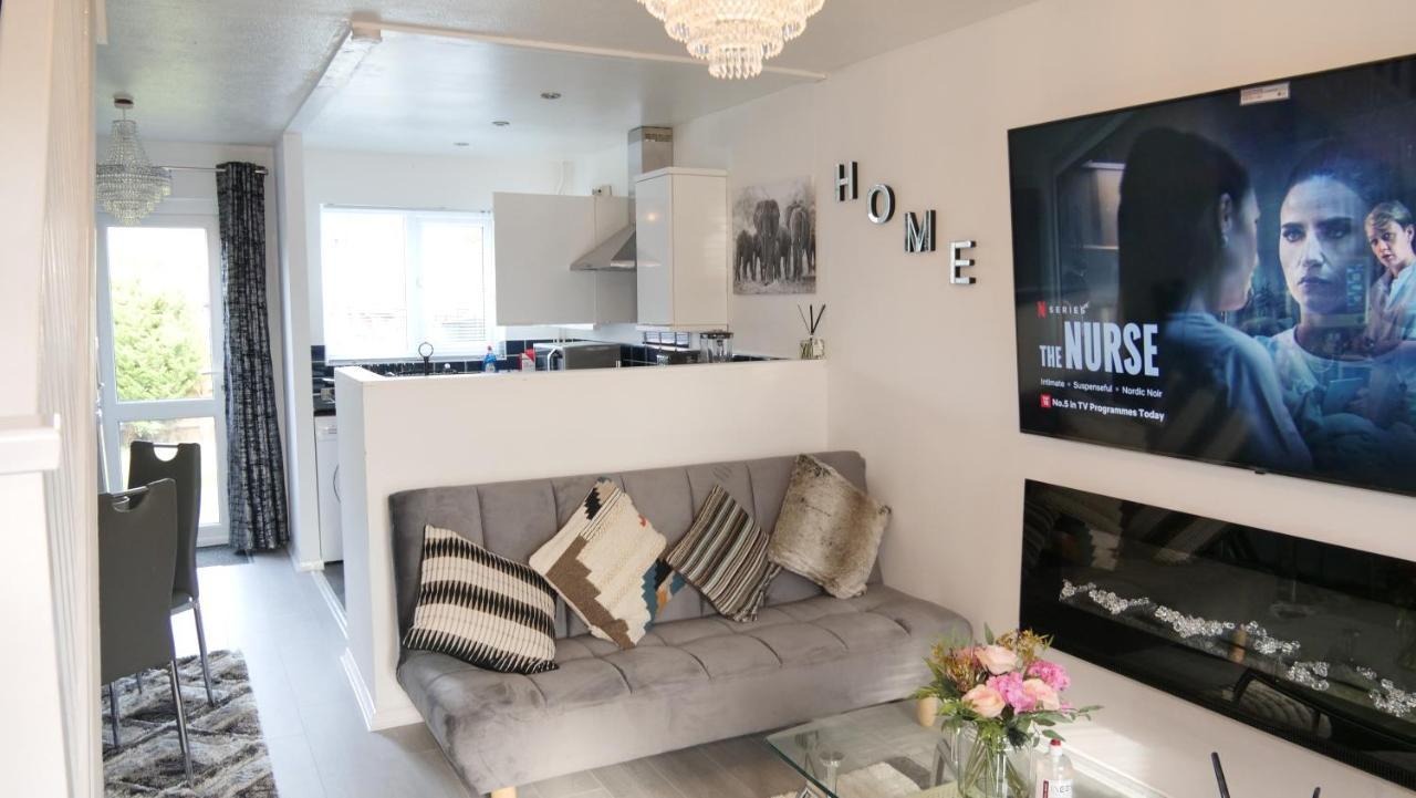 Milton Keynes Luxury Short Stay House With Wifi And Free Parking Wolverton  Eksteriør bilde
